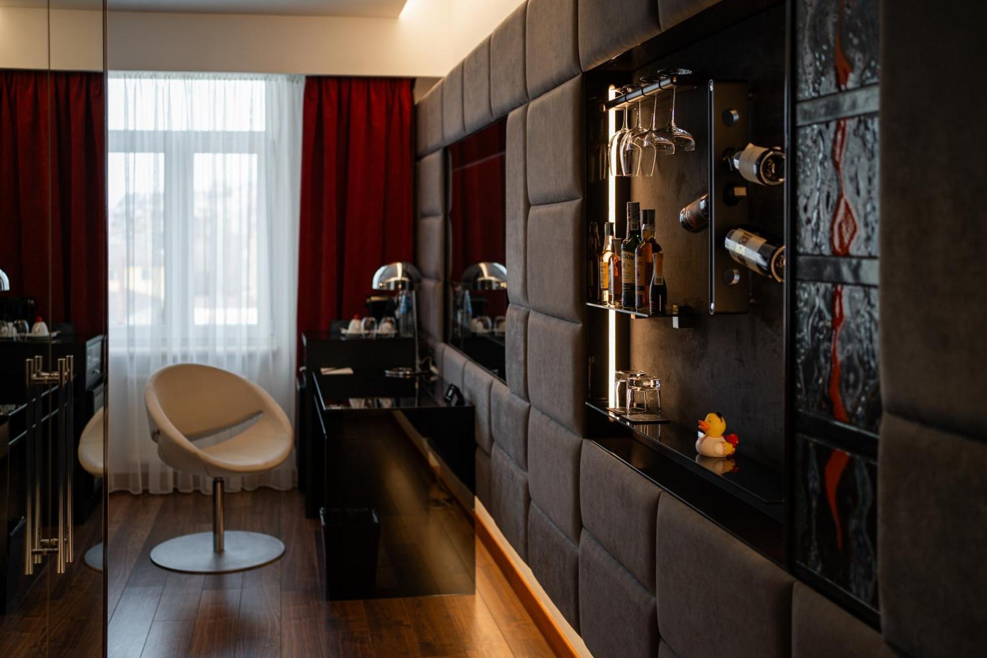 11 Mirrors Design Hotel Kyiv Exterior foto